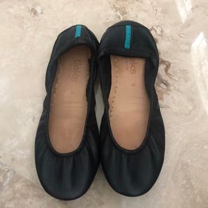 Size 6 black leather Turks